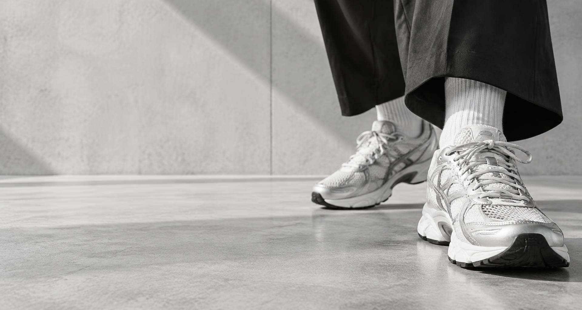Sneakers putih dalam langkah, fotografi editorial Rinse N Lace